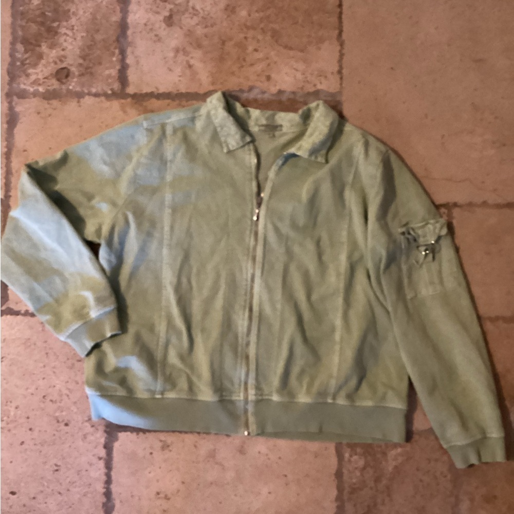 Focus zip up green jacket -SZ XL
Pit to pit 24”
Length 22”